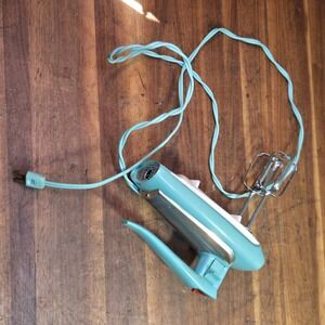 Vintage GE 20M47 Hand Mixer Atomic Aqua Turquoise 3 Speed w Beaters doesn't spin